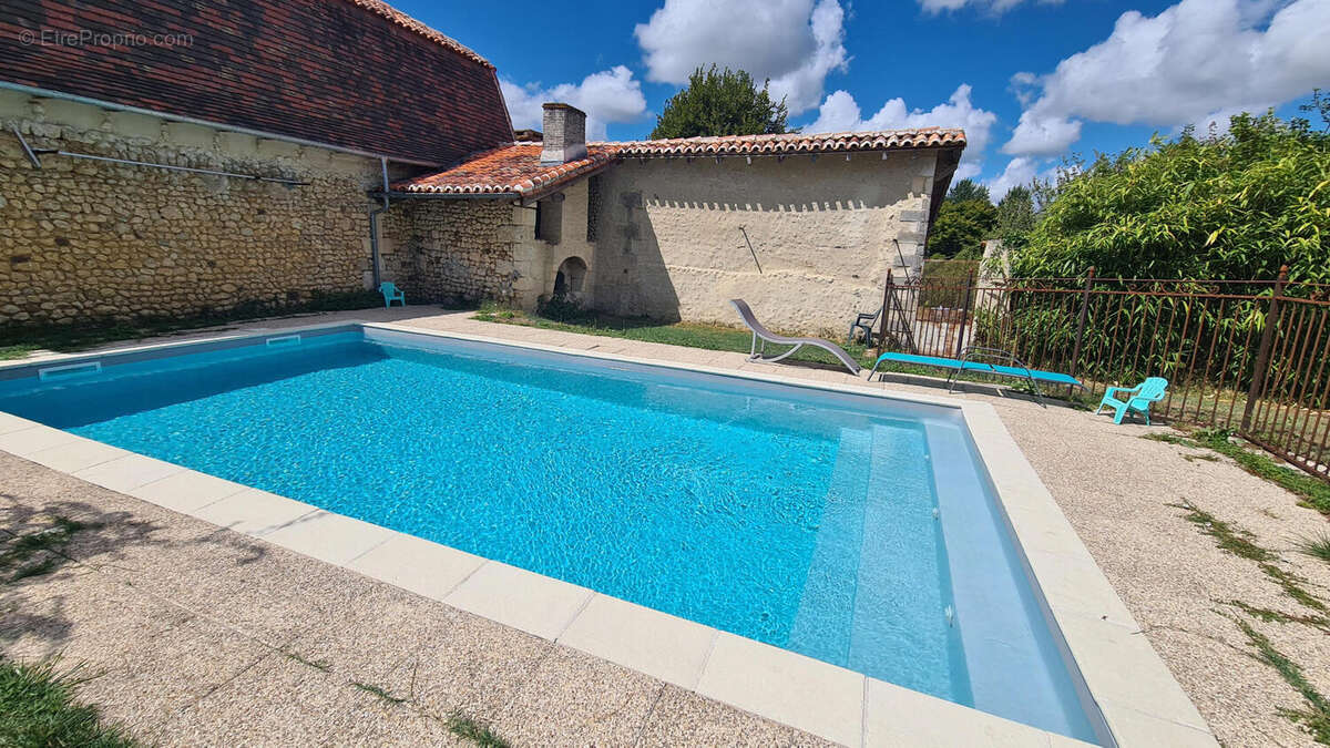 Jolie maison de village. 4 chambres, jardin clos, piscine. Proche Aubeterre. - photo 6