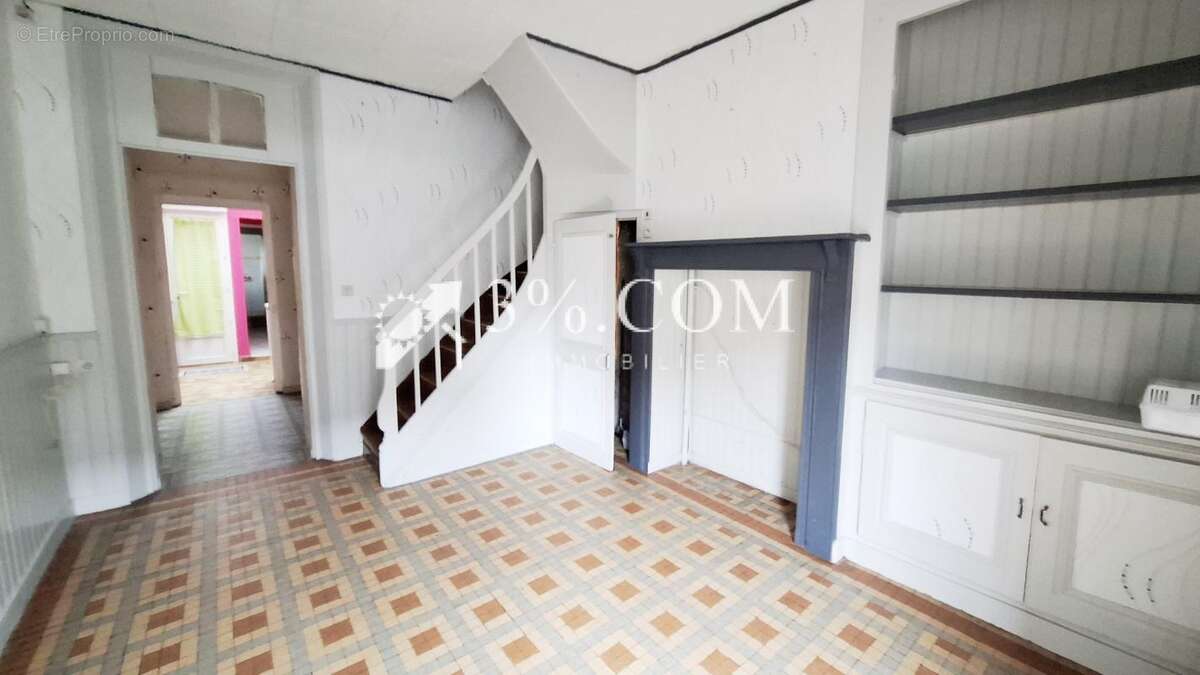 Abbeville Centre :  Abbevilloise à rénover, 55 m2 hab. sans - photo 2
