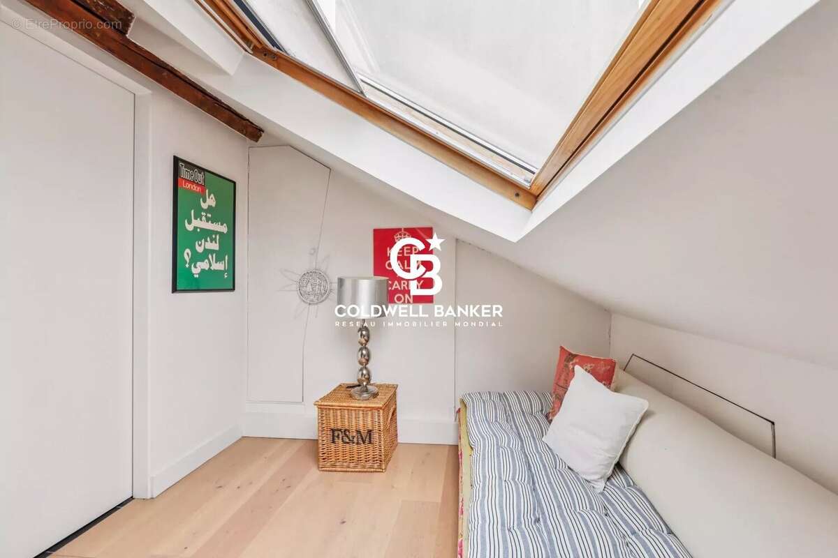 Exclusivité Coldwell Banker - Studio mansardé dans le Marais - photo 10