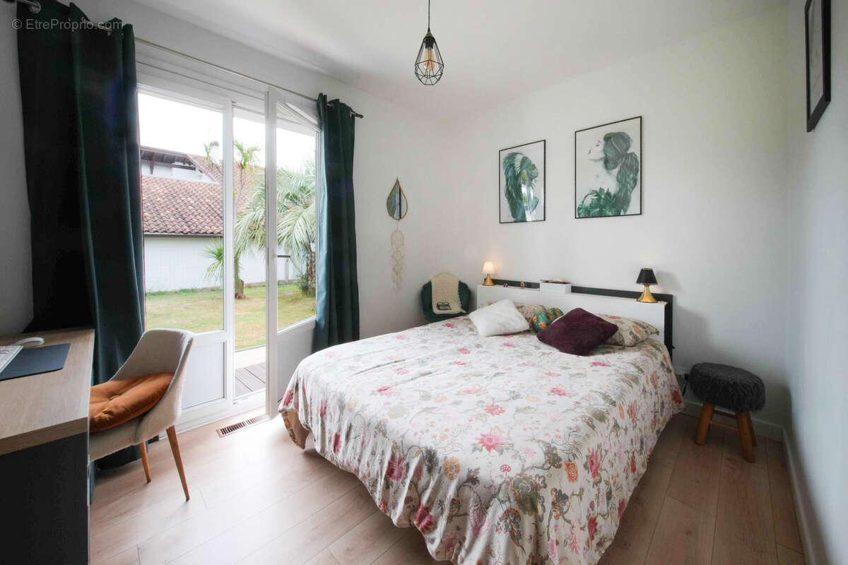 Derrière son portail se cache une belle surprise… Une villa de plain-pied entièrement rénovée, tournée vers un jardin paysager e - photo 12