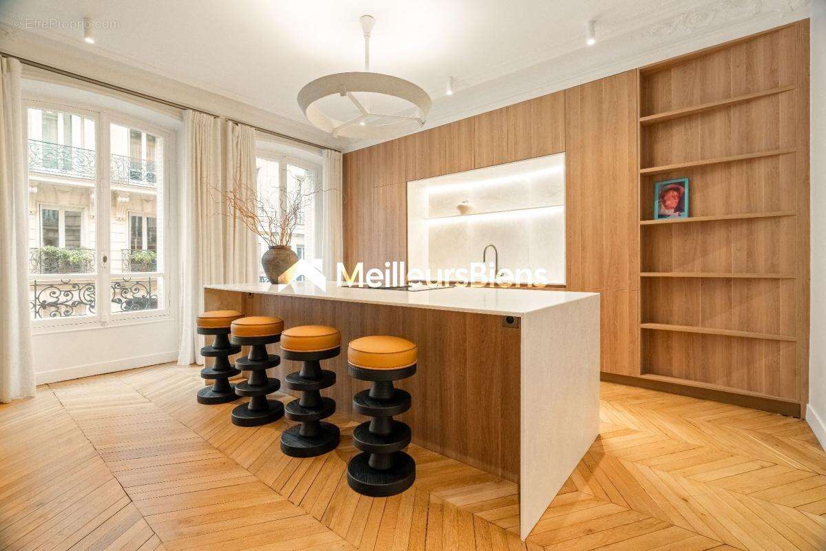 Appartement à PARIS-16E