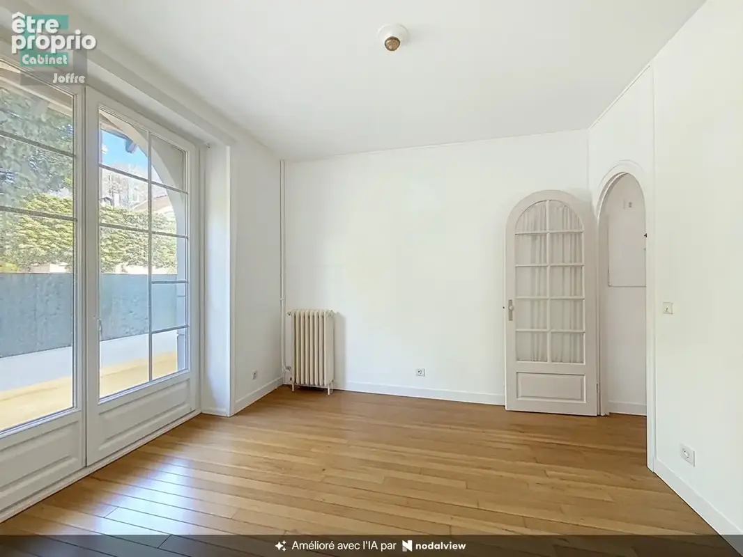 Maison familiale de 142,26 m2 en retrait de rue. Jardin. Parking. - photo 3