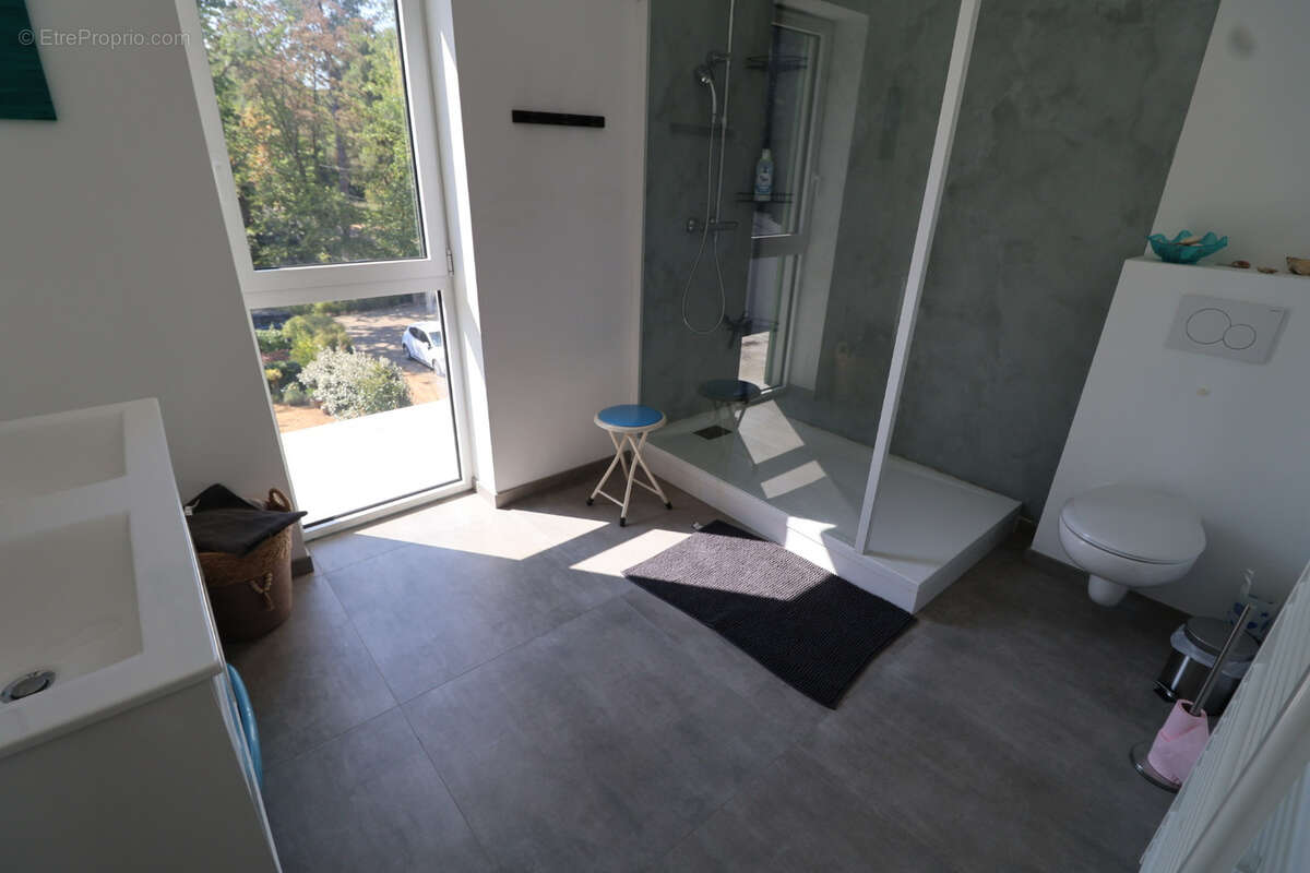 Bâtie sur 550 m2 dans un secteur calme, jolie villa récente de 4ch et 2 sdb - photo 12