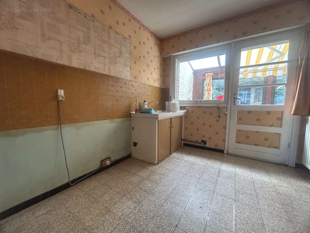 Maison des années 60 de style bel étage à rénover complétement, secteur calme et prisé !! - photo 6
