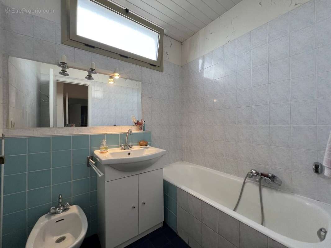 Appartement à SAINT-LAURENT-DU-VAR