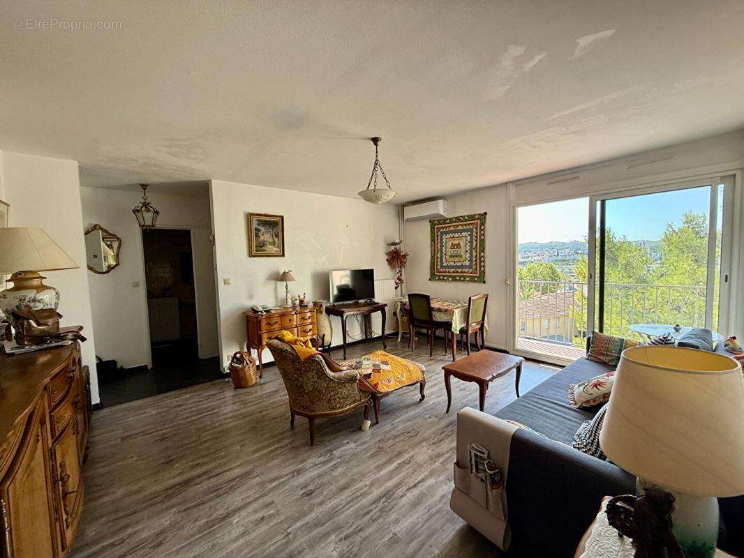 Très beau T2 avec ascenseur, balcon et vue sur le canal - photo 2