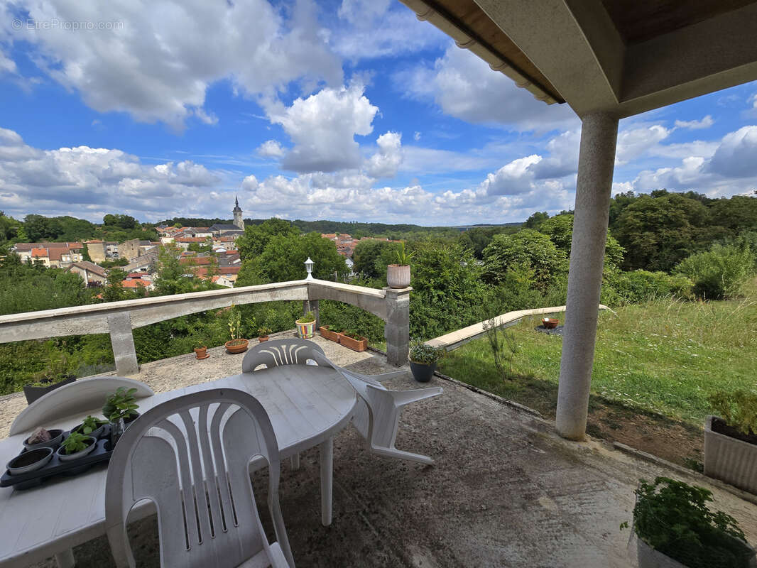 Maison à THIAUCOURT-REGNIEVILLE