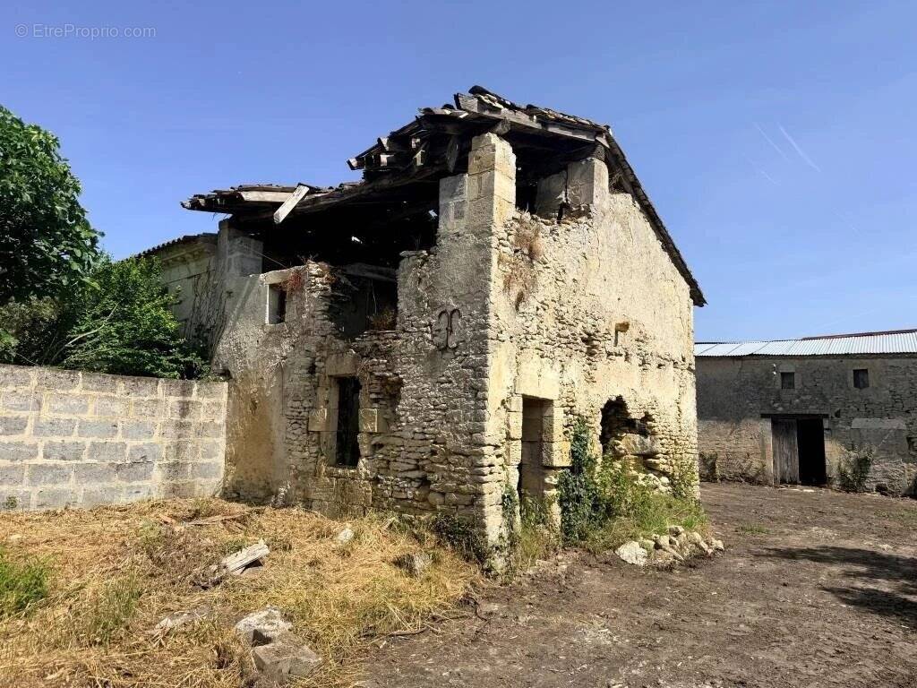 Maison à SAINT-CHRISTOLY-DE-BLAYE