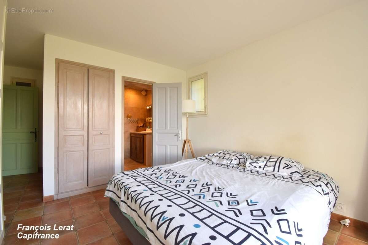 Maison à vendre 7 pièces MANOSQUE (04) - Quartier La Rochette - 169 m² habitable - 4 chambres - Piscine - Garage - 647 000 € hon - photo 14