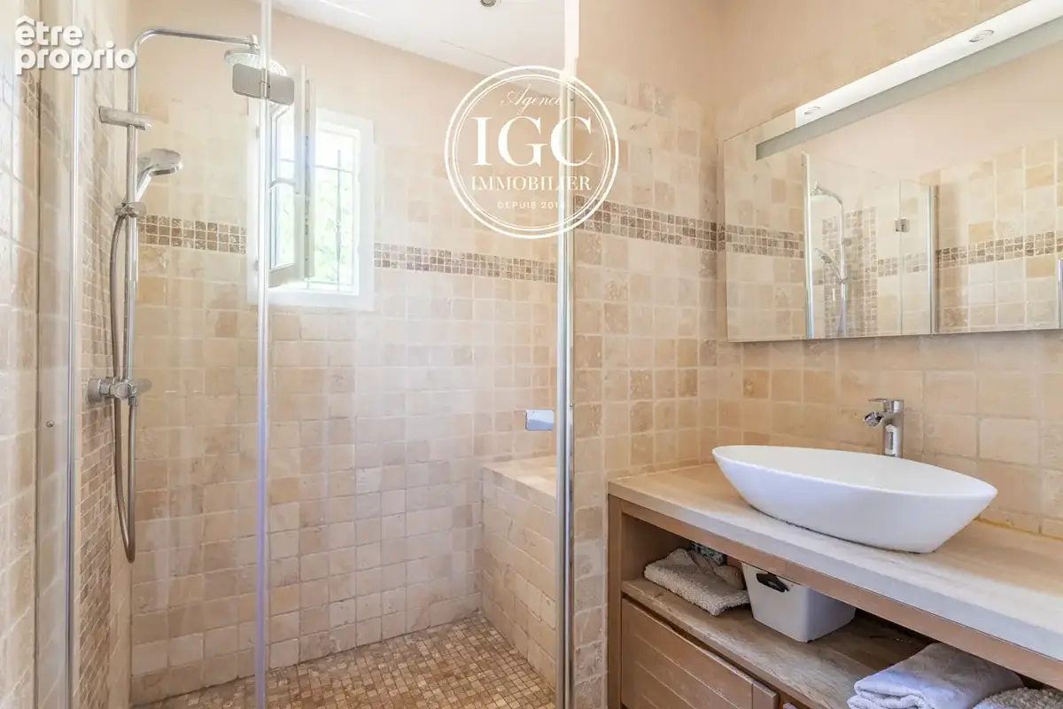 La Fare-les-Oliviers  Villa de 185 m² sur 1550 m² de terrain avec piscine - photo 17