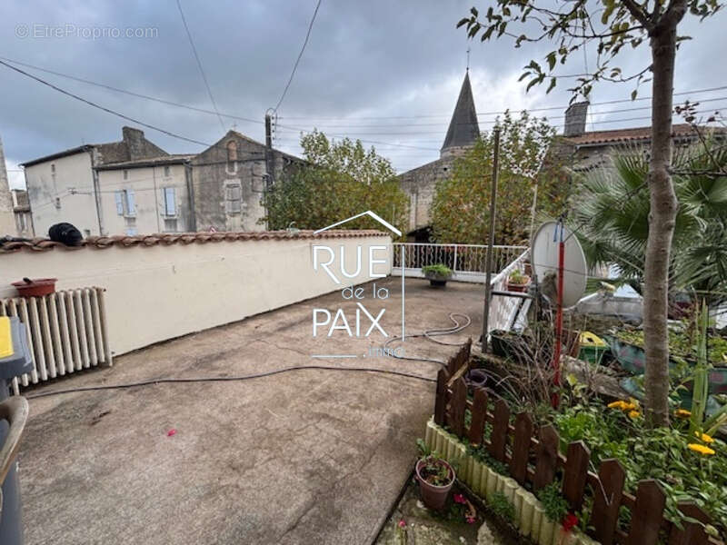 Maison à CHAMPDENIERS-SAINT-DENIS