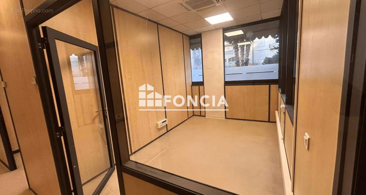 Cannes la bocca centre plateau de bureaux de 127m2 modulable pmr 2 box - photo 6