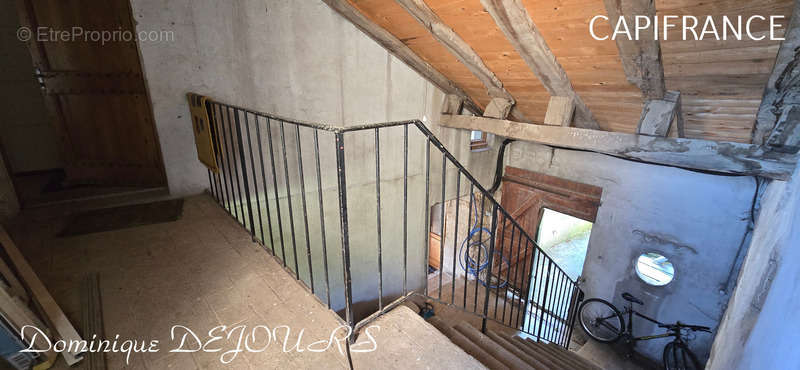 Maison à SAINT-MICHEL-DE-CHABRILLANOUX