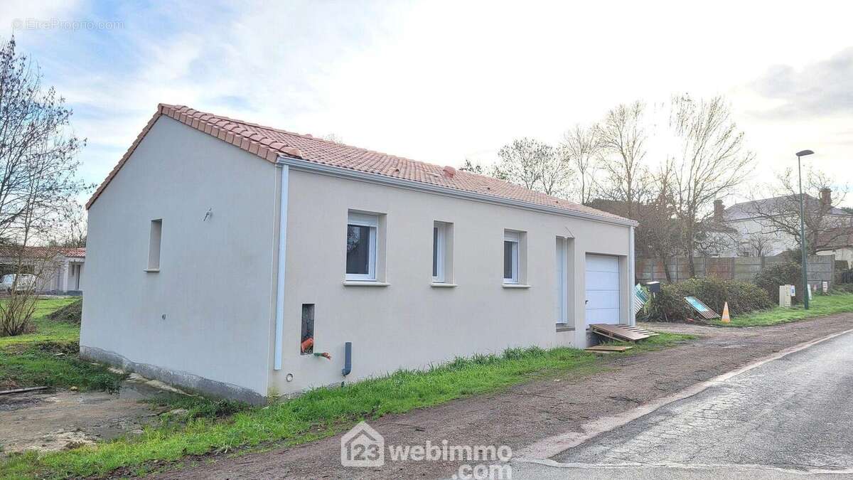 Stationnement 2 voitures sur le côté - Maison à LA JONCHERE