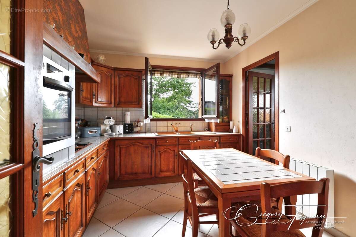 CHAPONOST – Élégante maison familiale avec possibilité de deux logements indépendants – Terrain de 802 m² - photo 5