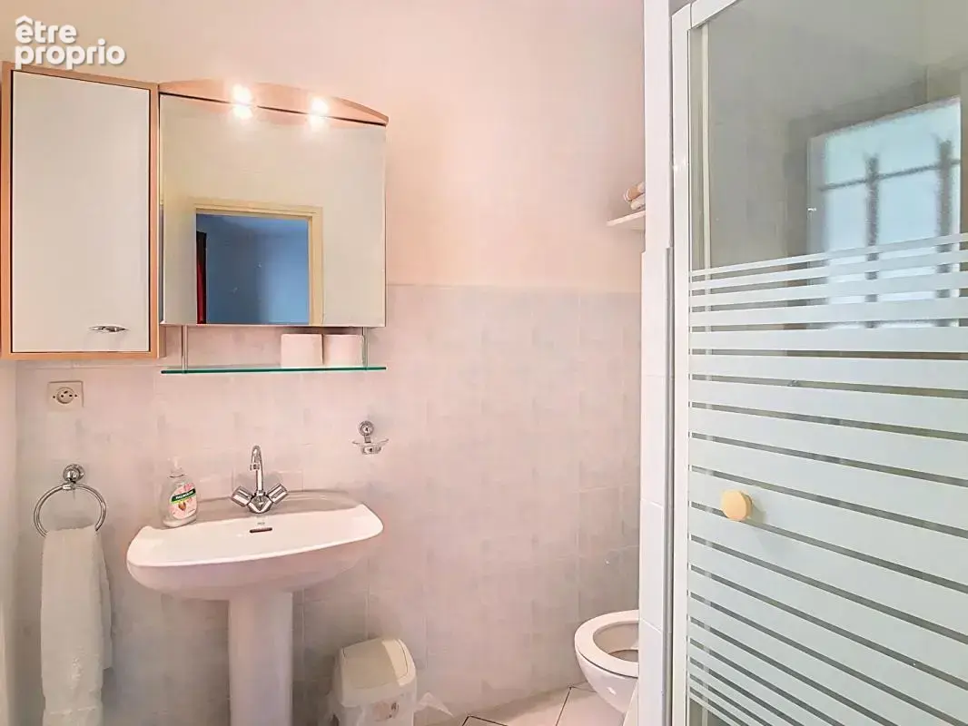 Maison de plain-pied avec piscine et garage - photo 11