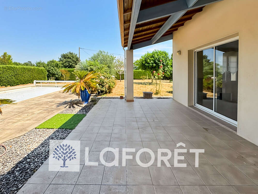 À vendre, maison contemporaine 4 pièce(s) 157 m2 avec un double-garage et piscine située entre GEMOZAC (17260) et SAINTES (17100 - photo 7