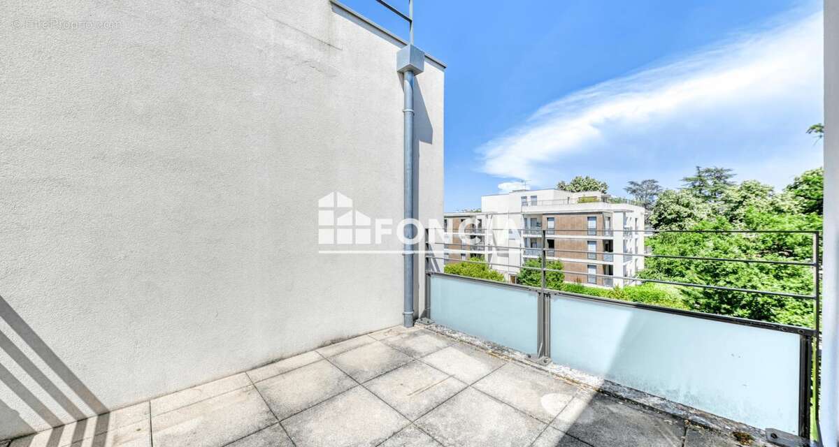 LYON 5 Rue Pierre Valdo-T2 au dernier étage avec sa terrasse et son garage - photo 4