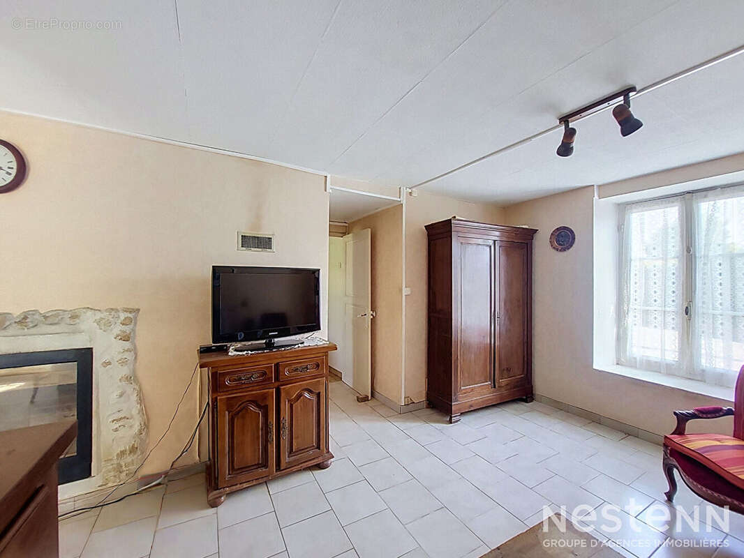 À Vendre Maison en pierre avec jardin, puits et dépendances au coeur du village de Saint-Puy - photo 3