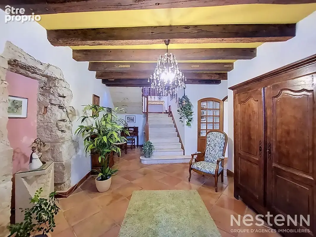 A vendre Maison de village en pierre de 173 m² avec garage et petit extérieur au coeur du village. - photo 2