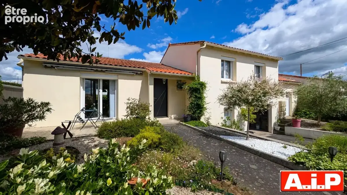 Cerizay - proche commerces - photo 1