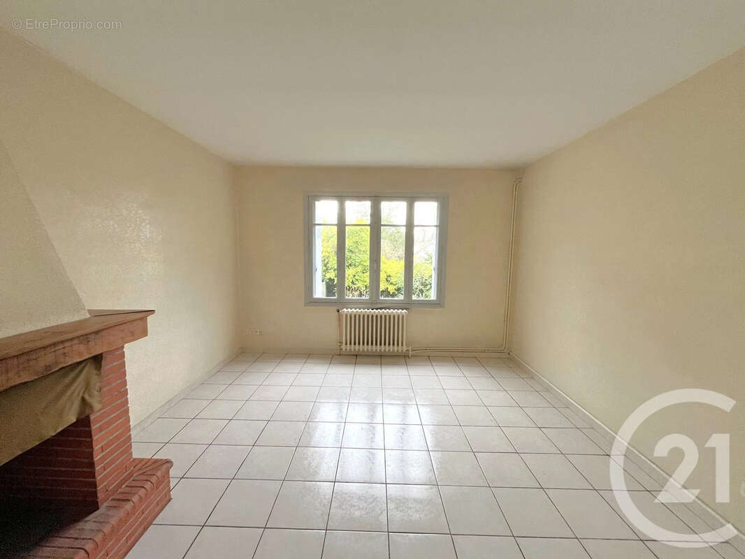 Maison à LACROIX-FALGARDE