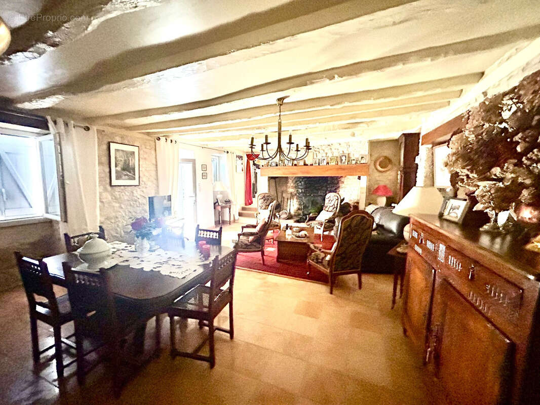 Maison à PEYRILLAC-ET-MILLAC