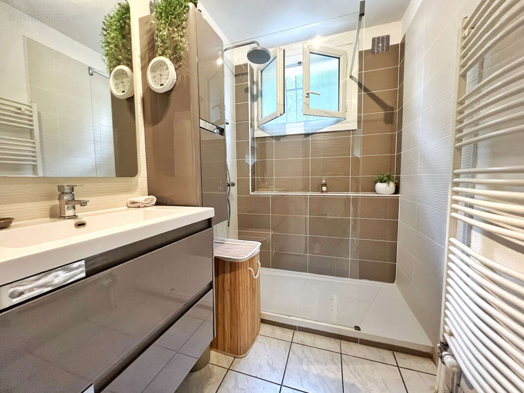 Appartement à PIERRE-BENITE