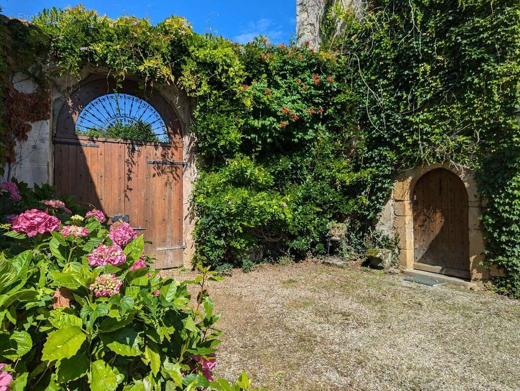 Manoir du XVIIe siècle sur 14500 m² de terrain - photo 2