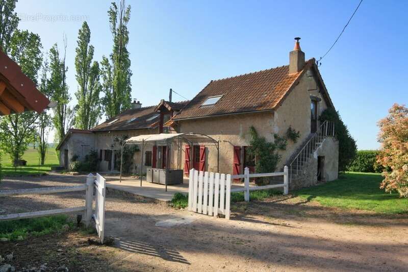 Longère 5 chambres, avec dépendances et un terrain de 3,4 hectares - photo 8