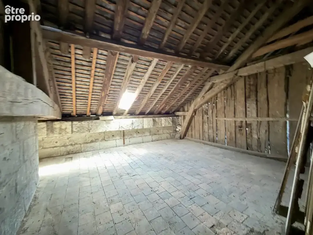 SAUMUR Centre-ville, face Loire. Appartement T3 rénové avec grenier et cave - photo 14