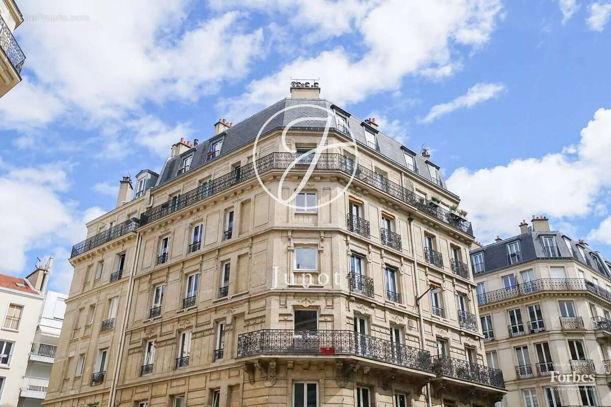 Paris 5e - PLACE MONGE - Duplex - 5 pièces - 138,18m² Carrez - 141,76m² au sol - 3 chambres - Vues dégagées - Rénové - photo 8