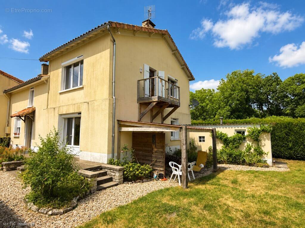 Maison à AIGRE
