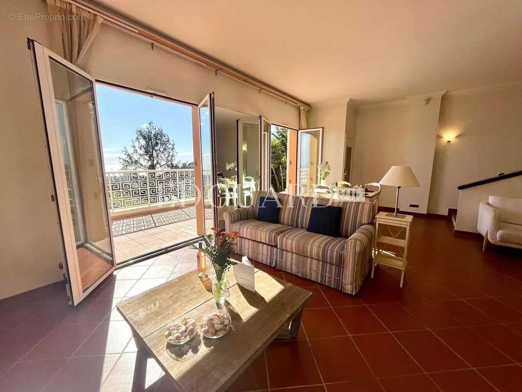 Dans un domaine privé et sécurisé, à vendre villa de prestige avec vue panoramique sur la Principauté de Monaco - photo 10