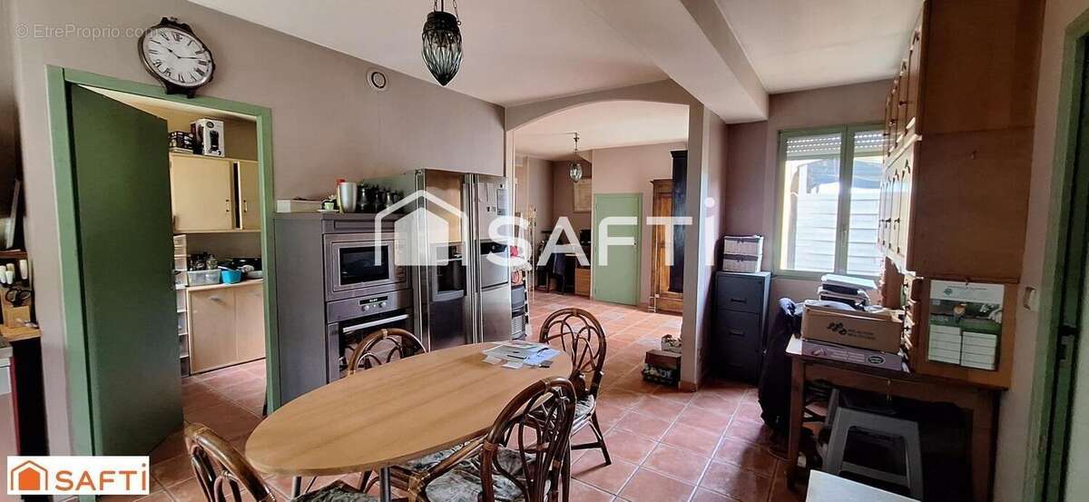 Maison 215 m² à Saint-Yrieix-Les-Bois  - photo 2