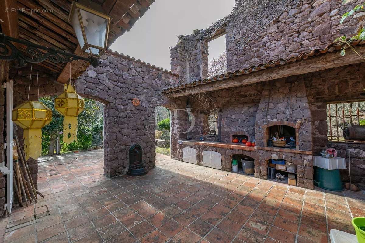 Maison à PUGET-THENIERS