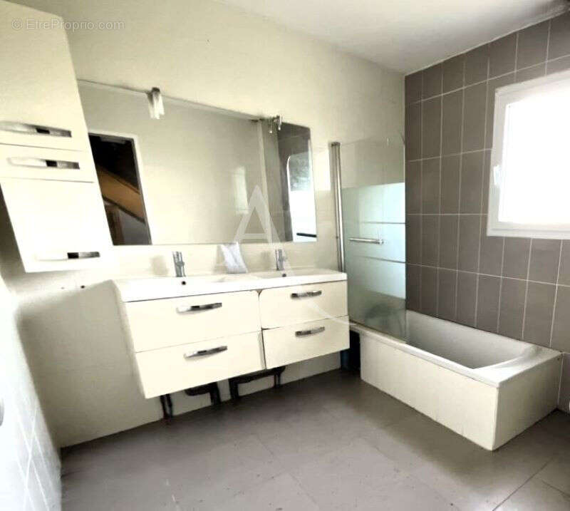 Maison à SAINT-DENIS-DE-L&#039;HOTEL