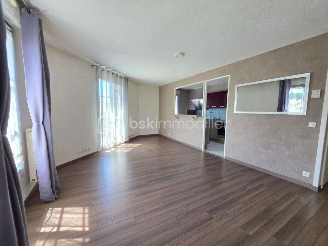 Appartement à VAUJOURS