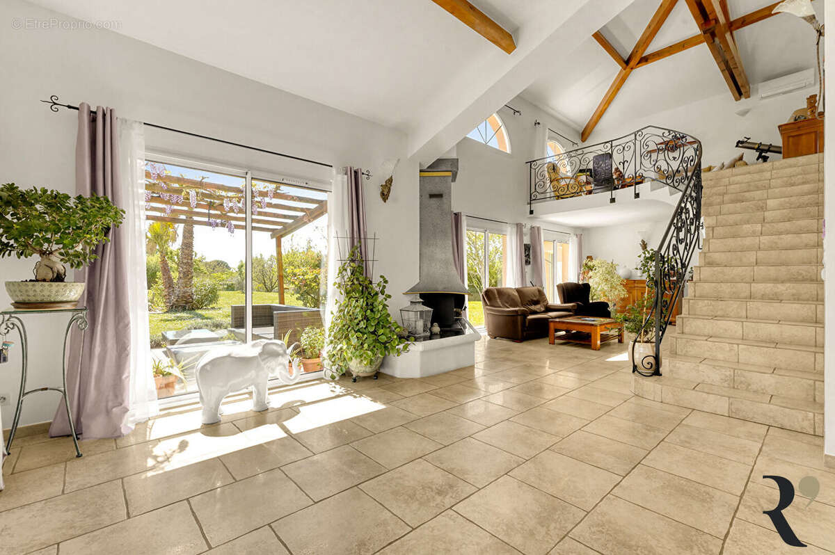 Maison Drémil Lafage 7 pièces 203 m2 sur terrain de 3972 m2 - photo 2