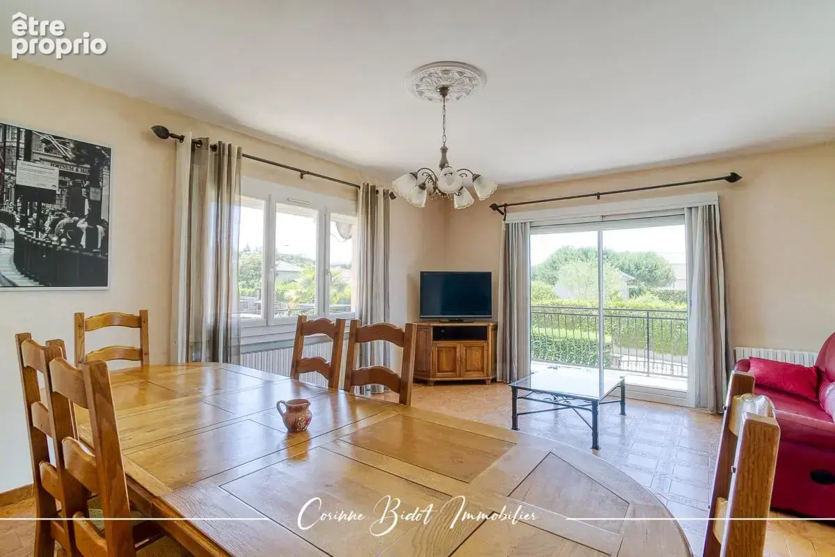 Maison 191 m² à Saint-Pierre-De-Chandieu  - photo 5