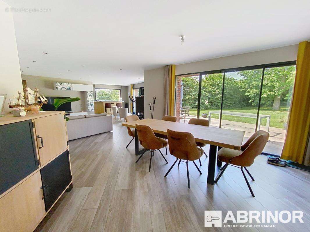 Maison d'architecte bâtie sur 1721 m² - photo 2