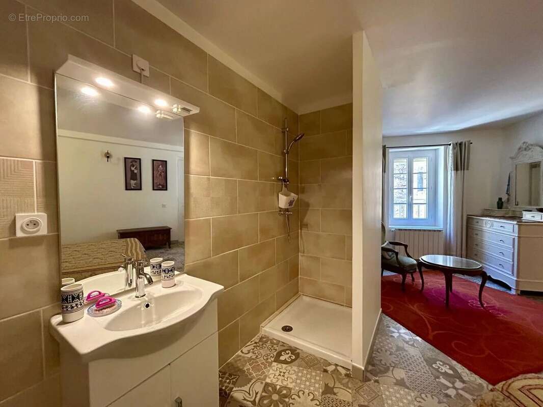 Maison à MONTOULIERS