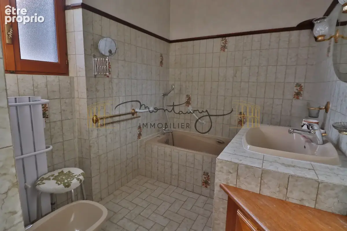 Milhaud   maison de charme avec jardin et 80 m2 de dépendances attenantes - photo 8