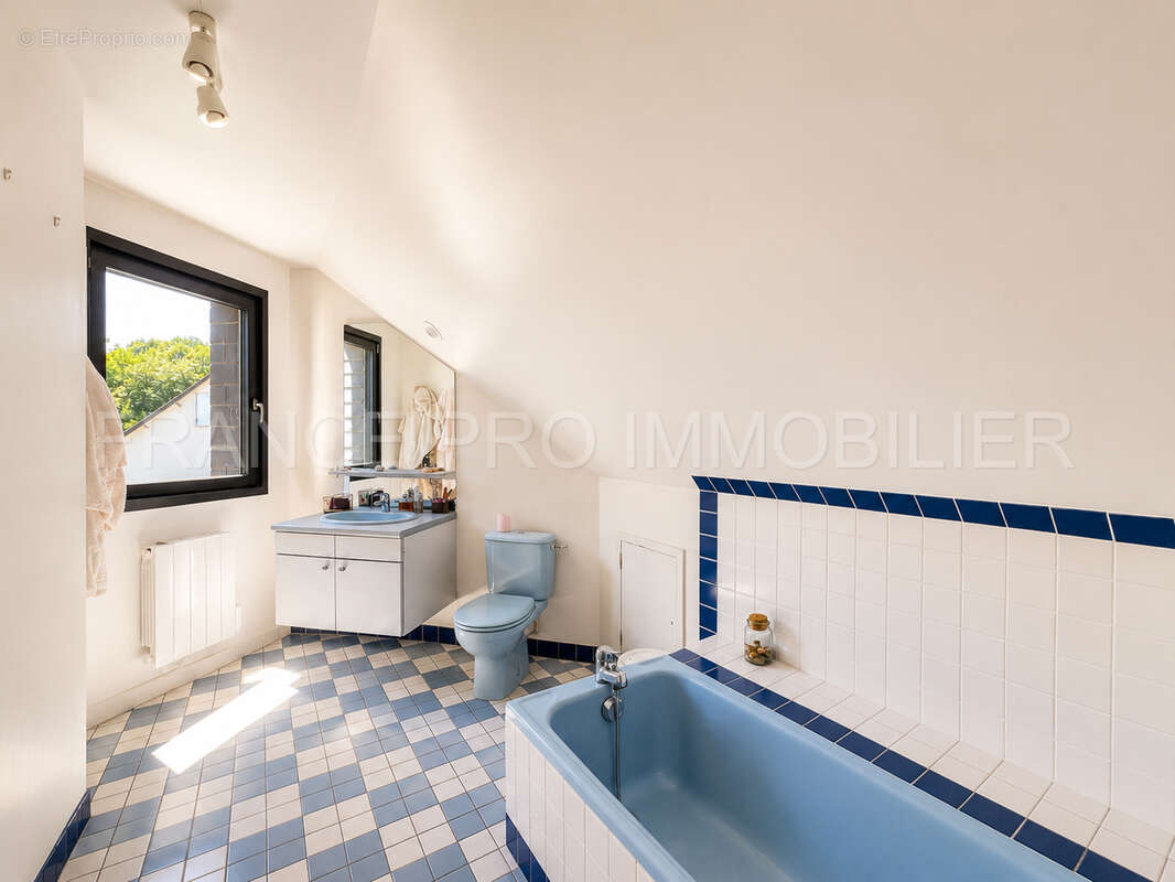 Spacieuse maison familiale de 165 m2 avec 5 chambres, 2 garages et jardin - photo 12