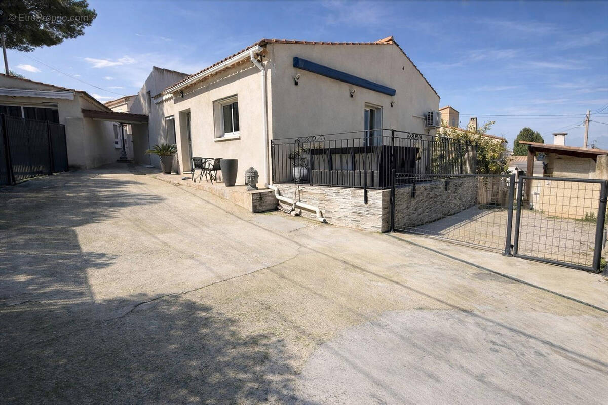 Maison à SAINT-MITRE-LES-REMPARTS