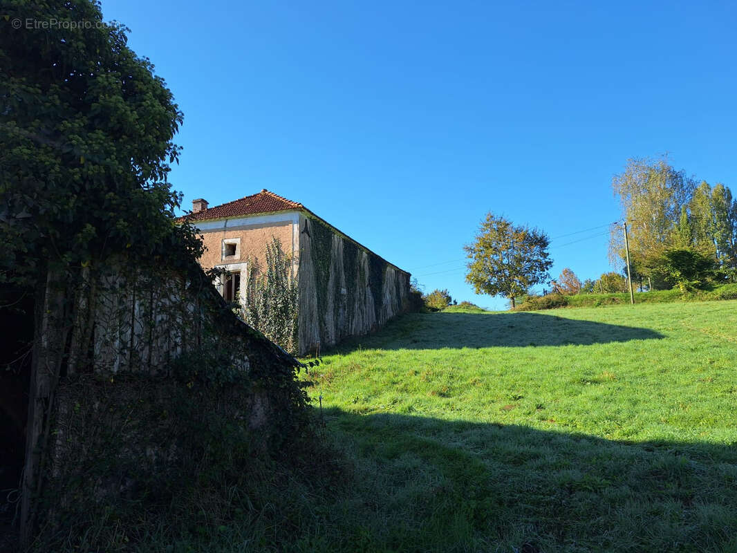 Maison à MAZEYROLLES