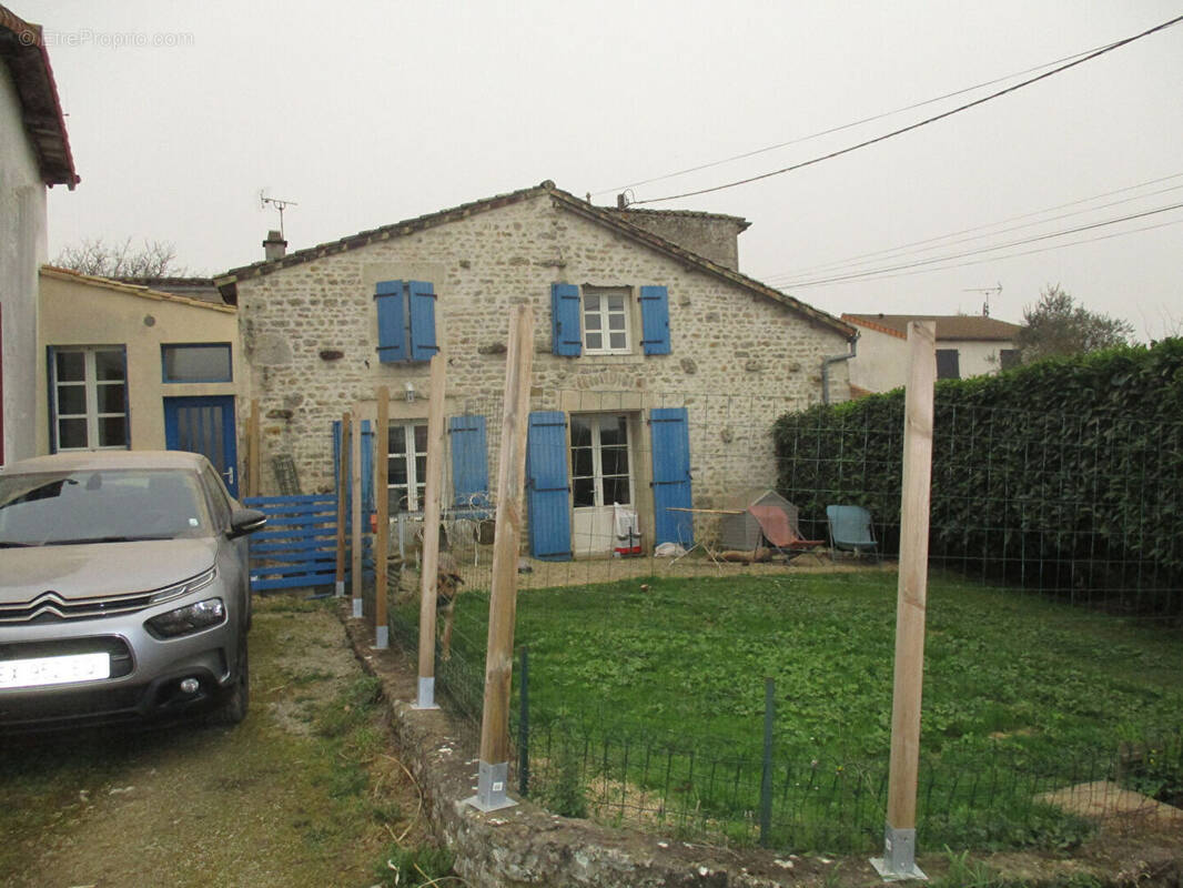 Maison à AZAY-LE-BRULE