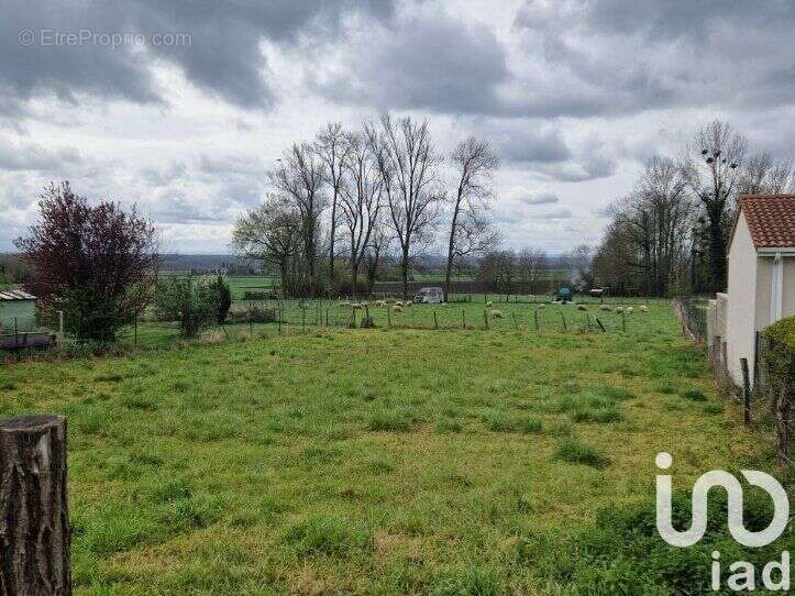 Photo 2 - Terrain à LUZILLAT