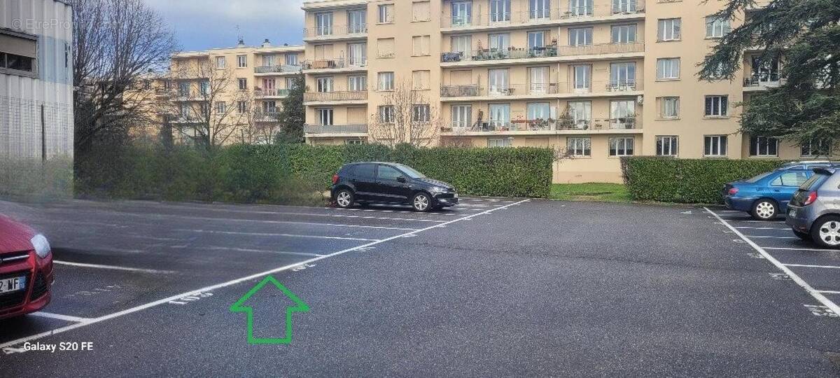 Photo 1 - Parking à VENISSIEUX
