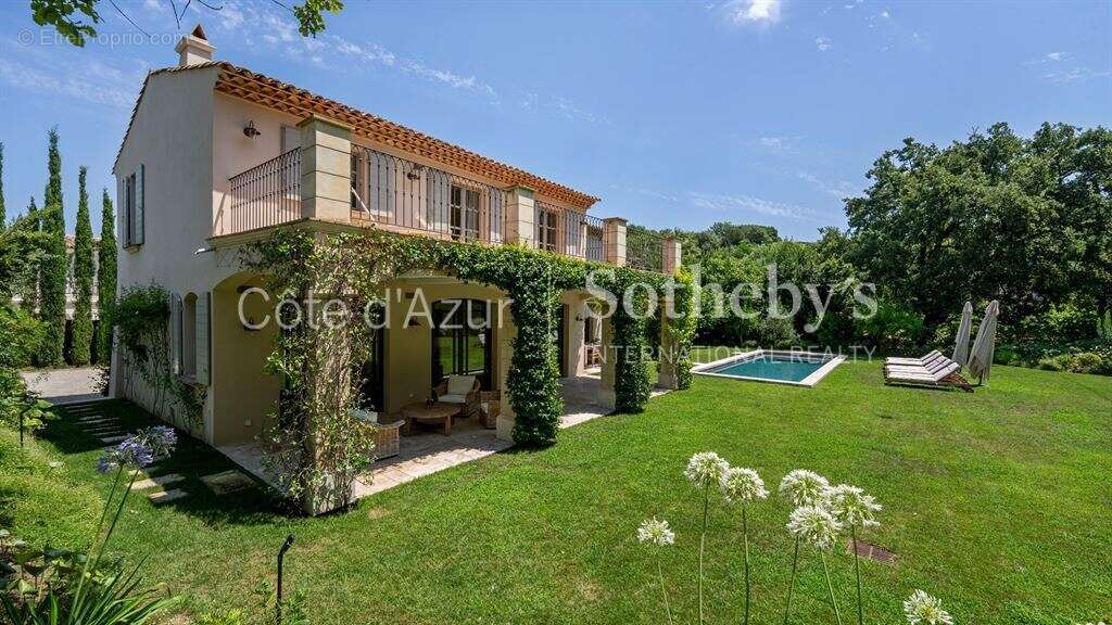 Saint-Tropez : Ensemble de deux villas avec piscines à vendre à proximité du centre - photo 8